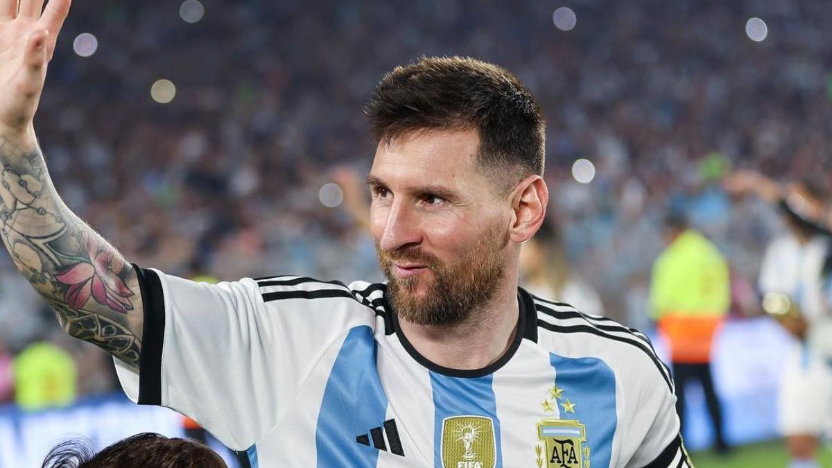 Leo Messi posando | Le bautismo de los pibes de Argentina