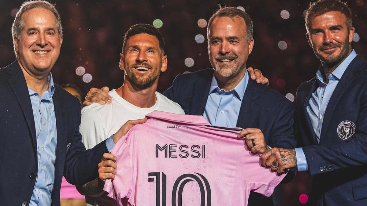 Lionel Messi con la camiseta rosa. | El astro argentino fue presentado en Miami.