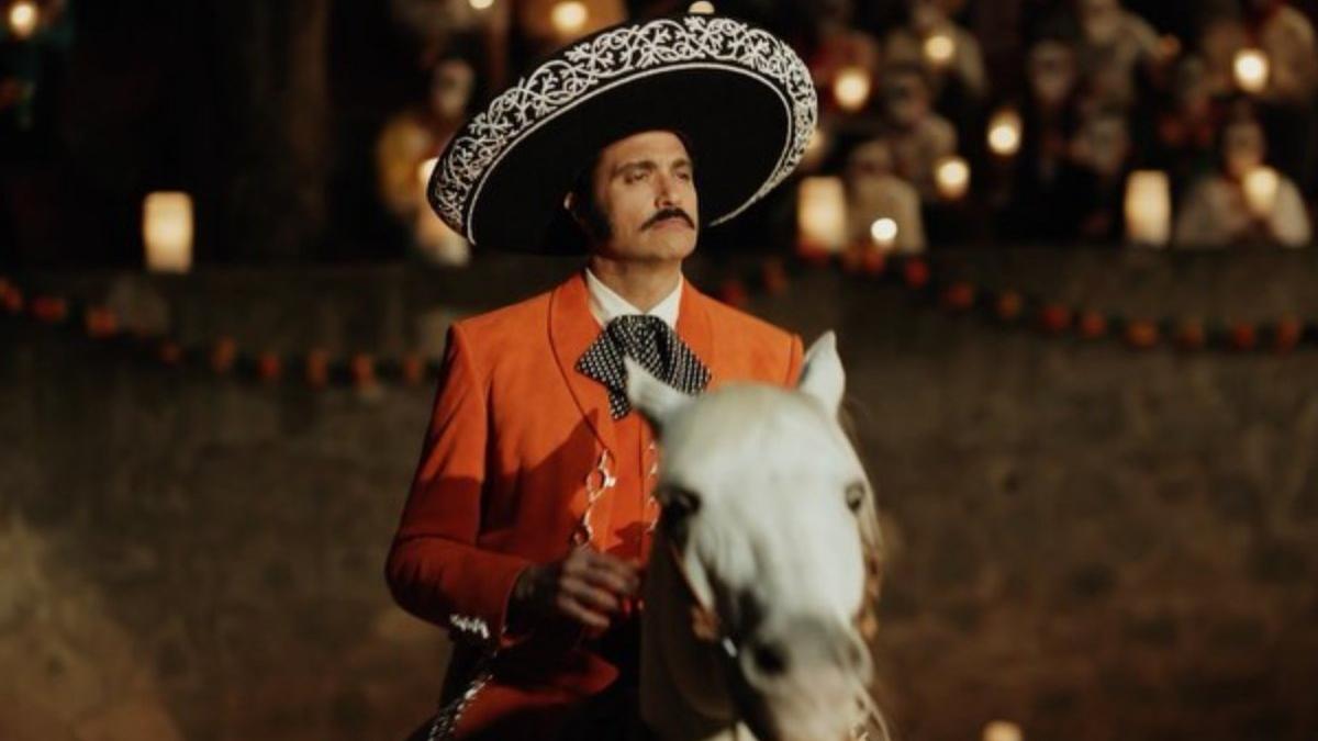  | De acuerdo con las críticas, en la producción de Netflix se intenta dejar a Vicente Fernández casi como “un santo”.