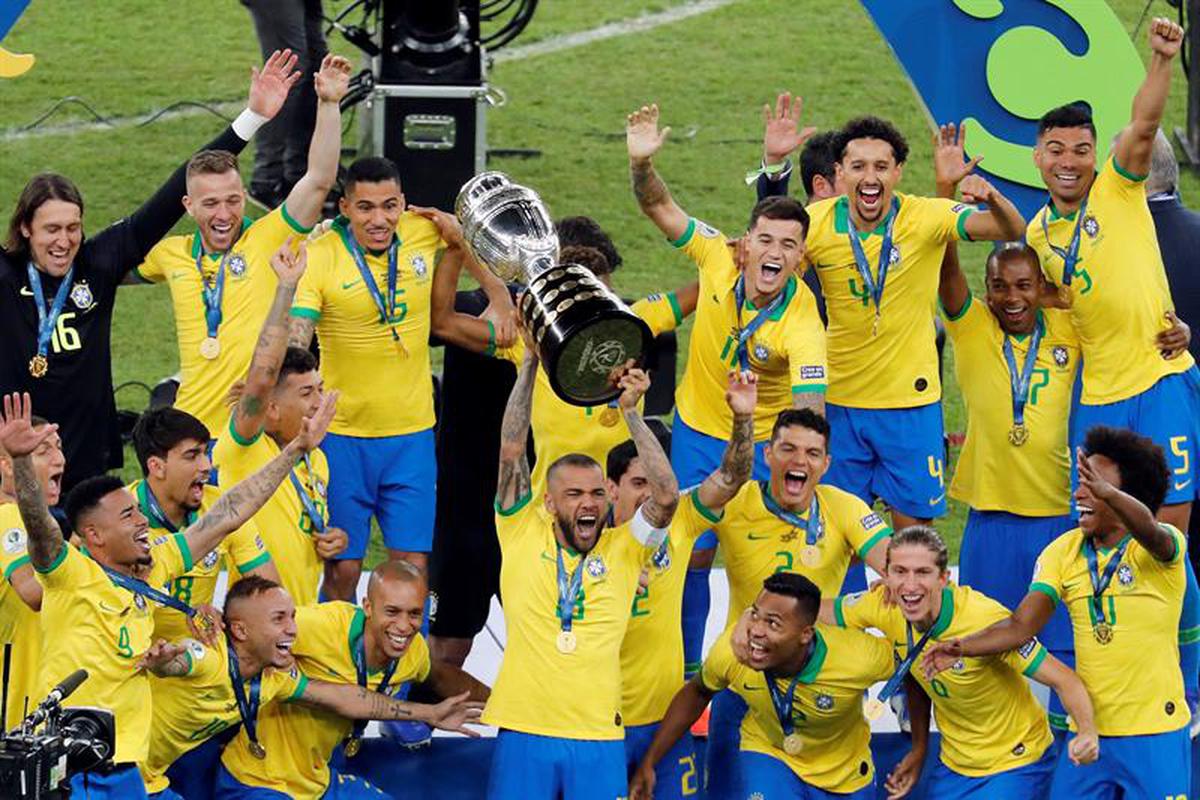 Dani Alves levantó la copa de campeón | El brasileño Dani Alves festeja el título de la verde amarela en 2019 (EFE)