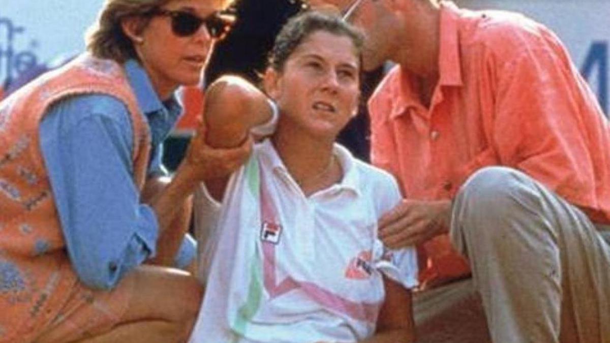 Mónica Seles | La tenista fue apuñalada en pleno partido.