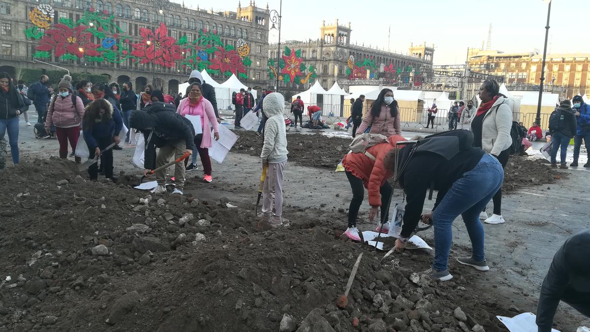 Adultos y niños participaron en la simulación de fosas afuera de Palacio Nacional. Foto: Karime López