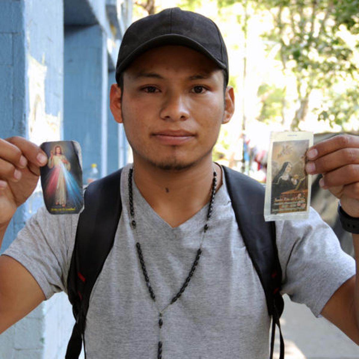  | Josué guarda imágenes religiosas que lo acompañan en el trayecto. Foto: Aldo Rafael Gutiérrez