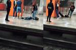 ¡Amigo fiel! Se viralizan por arrastrar a su amigo borracho en el metro de la CDMX
