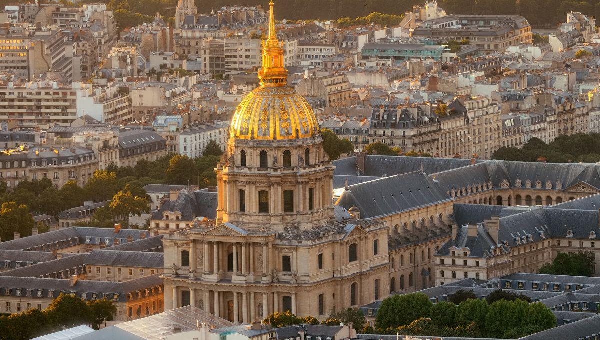 Inválidos París | La Cúpula de los Inválidos, uno de los monumentos que será iluminado. Fuente: Freepik.