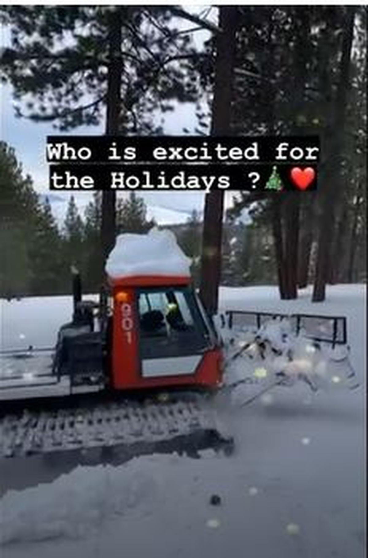  | El actor estaba utiizando una máquina para quitar la nieve.