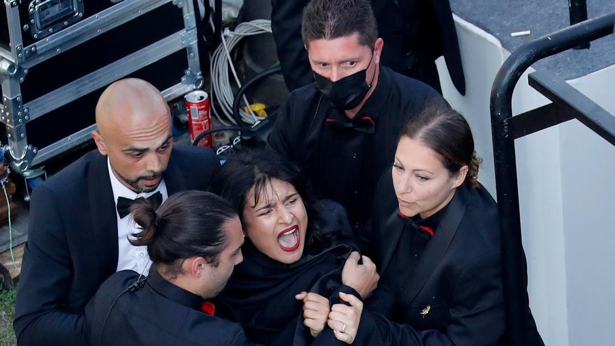Protesta en Cannes | La mujer irrumpió en la alfombra roja