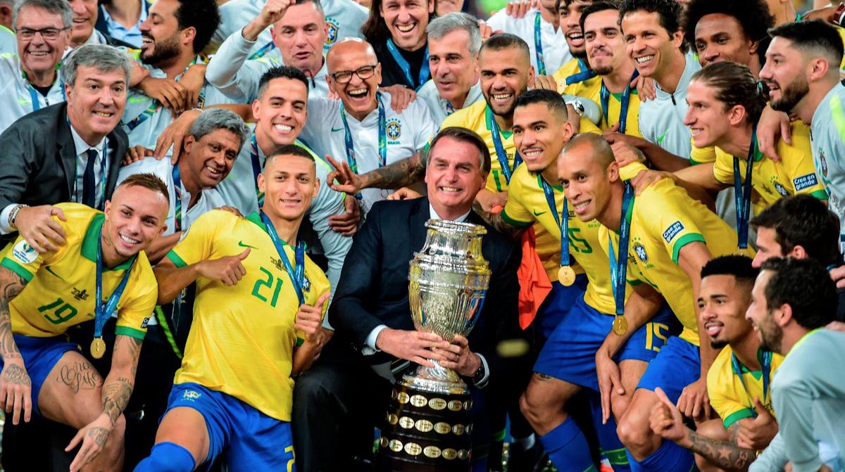 Brasil campeón de la Copa América 2019 | Jair Bolsonaro con el trofeo de campeón en la edición 2019 (Conmebol)