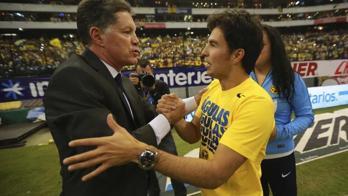 Checo Pérez estuvo en 2014 con América | Ricardo Peláez lo saludaba en la cancha del Azteca (Especial)