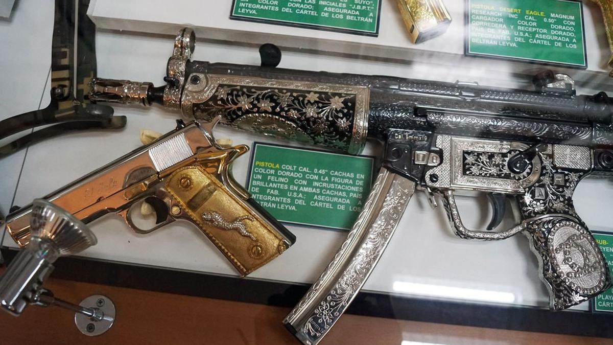 En el Museo del Narco verás una serie de armas que se hicieron para los capos de la droga.