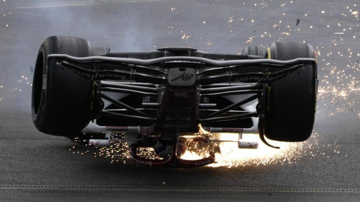  | Pese a la magnitud del choque que tuvo en el circuito de Silverstone, el piloto chino Guanyu Zhou salió ileso del aparatoso accidente.