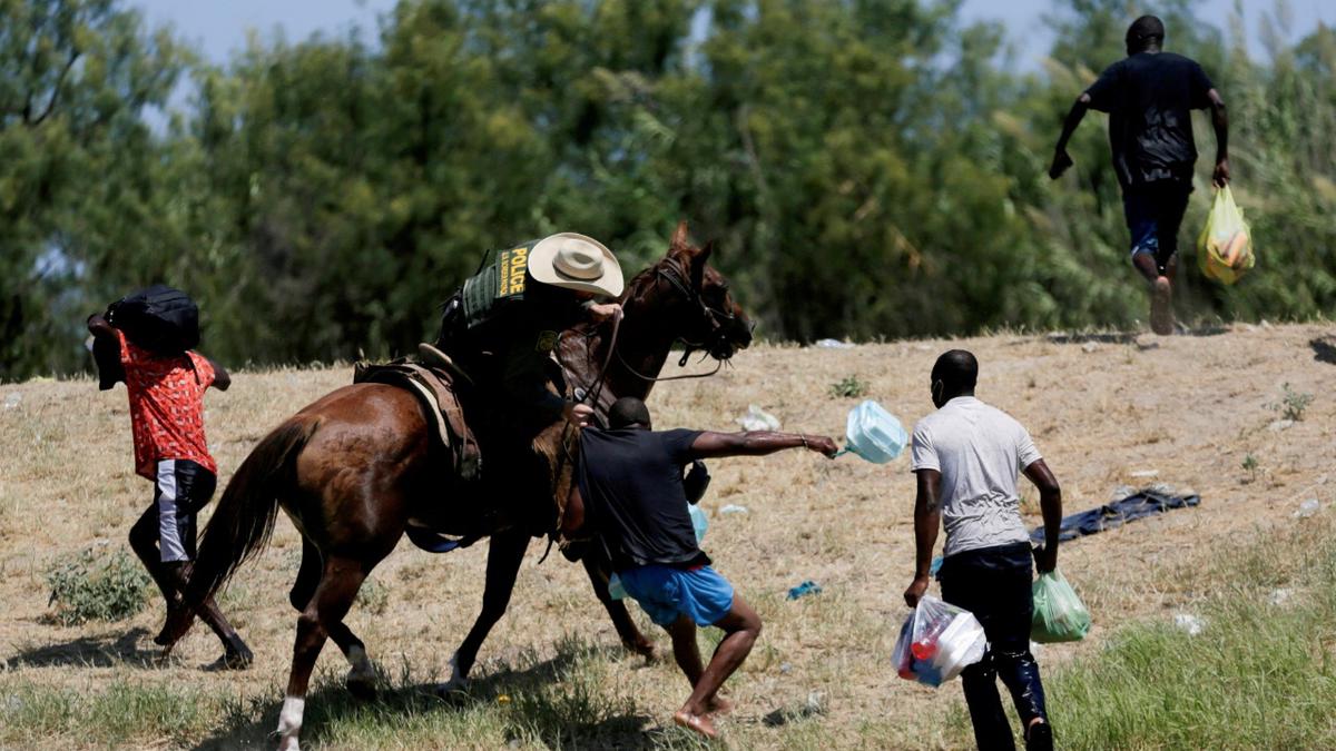 Agentes fronterizos de Estados Unidos con migrantes que intentaron cruzar a Texas desde Ciudad Acuña. Foto: Reuters