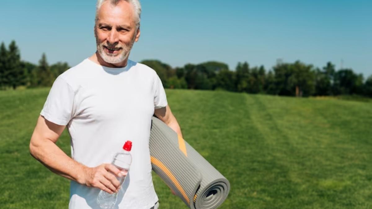hombres mayores de 50 años haciendo ejercicio | Si eres un hombre mayores de 50 años y quieres lucir 10 años más joven, este ejercicio es para ti. Fuente: Freepik