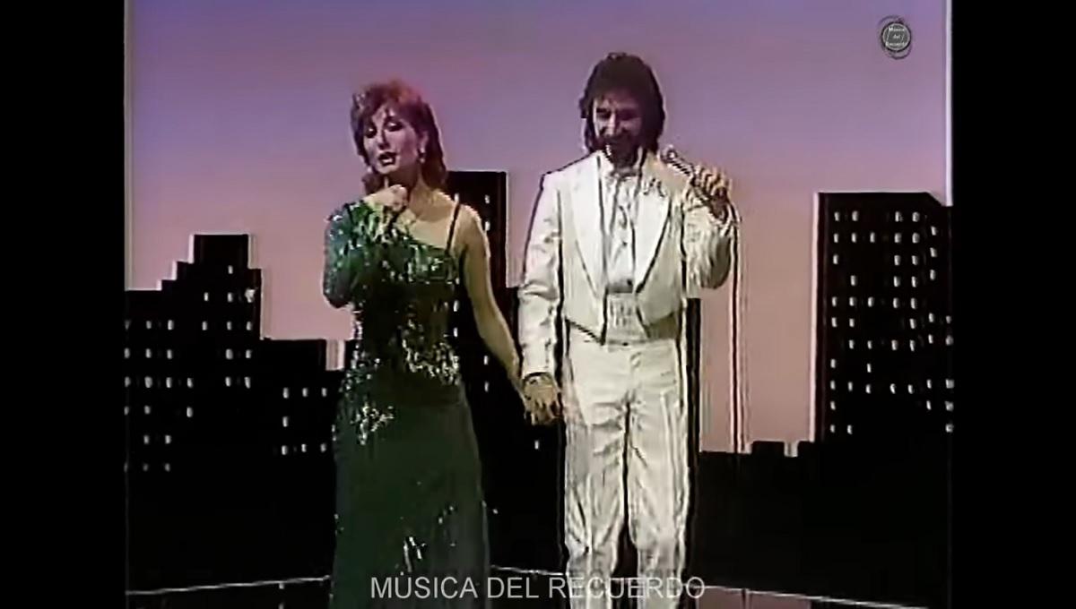  | Foto: YouTube Música del Recuerdo (captura de pantalla) // A Marco Antonio Solís le gustaba salir en videos musicales con sus amores. En la imagen aparece junto a su exesposa, Beatriz Adriana.