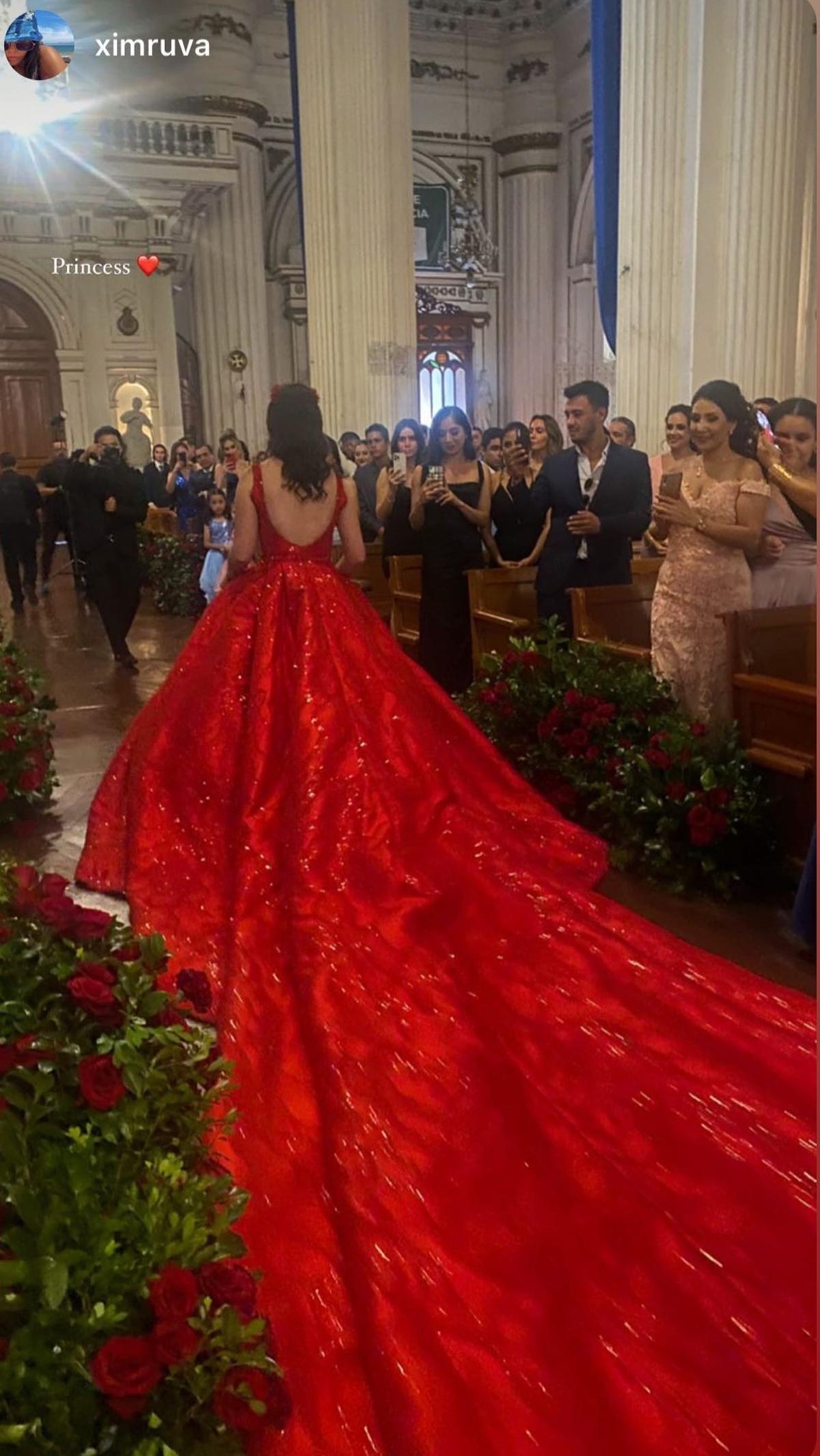 Especial | Emily Cinnamon lució un enorme vestido rojo con cola. | Foto: Especial