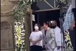 Sacerdote pone a barrer al papá de la novia por aventar confeti fuera de la iglesia (VIDEO)