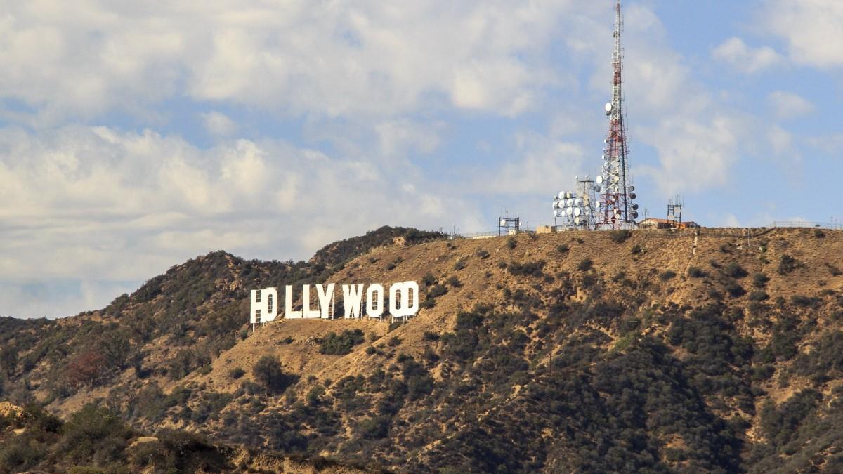 Uno de los destinos más famosos para viajar es Hollywood.