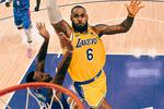 NBA: LeBron James regala una espectacular clavada ante los Clippers que enloqueció a todos