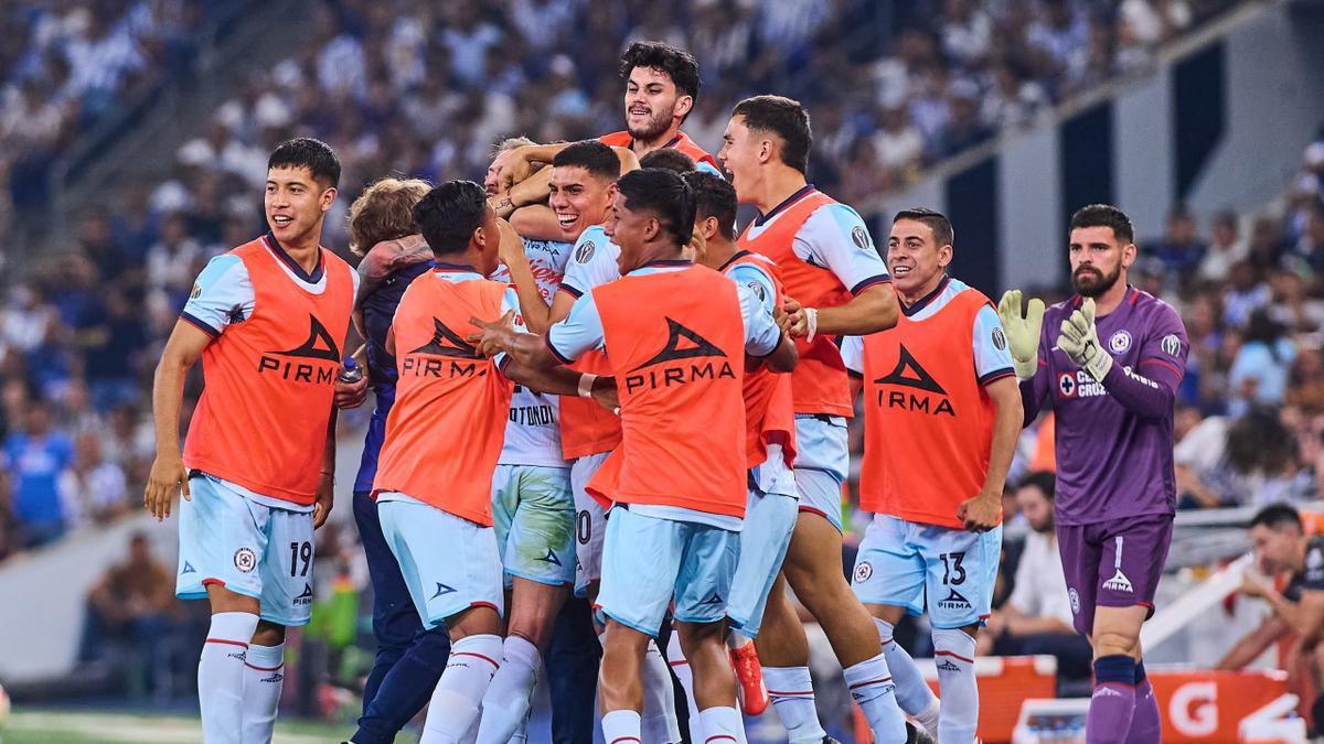 Cruz Azul se fue al frente con un golazo de Rotondi. | La Máquina Celeste celebró con todo el gol de la ventaja. | Foto: Mexsport