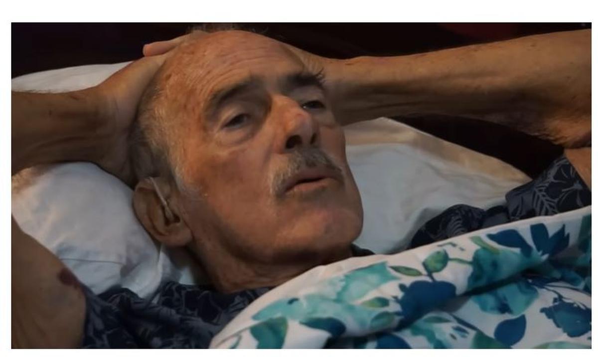  | En uno de los últimos videos que aparece Andrés García está recostado en su cama.