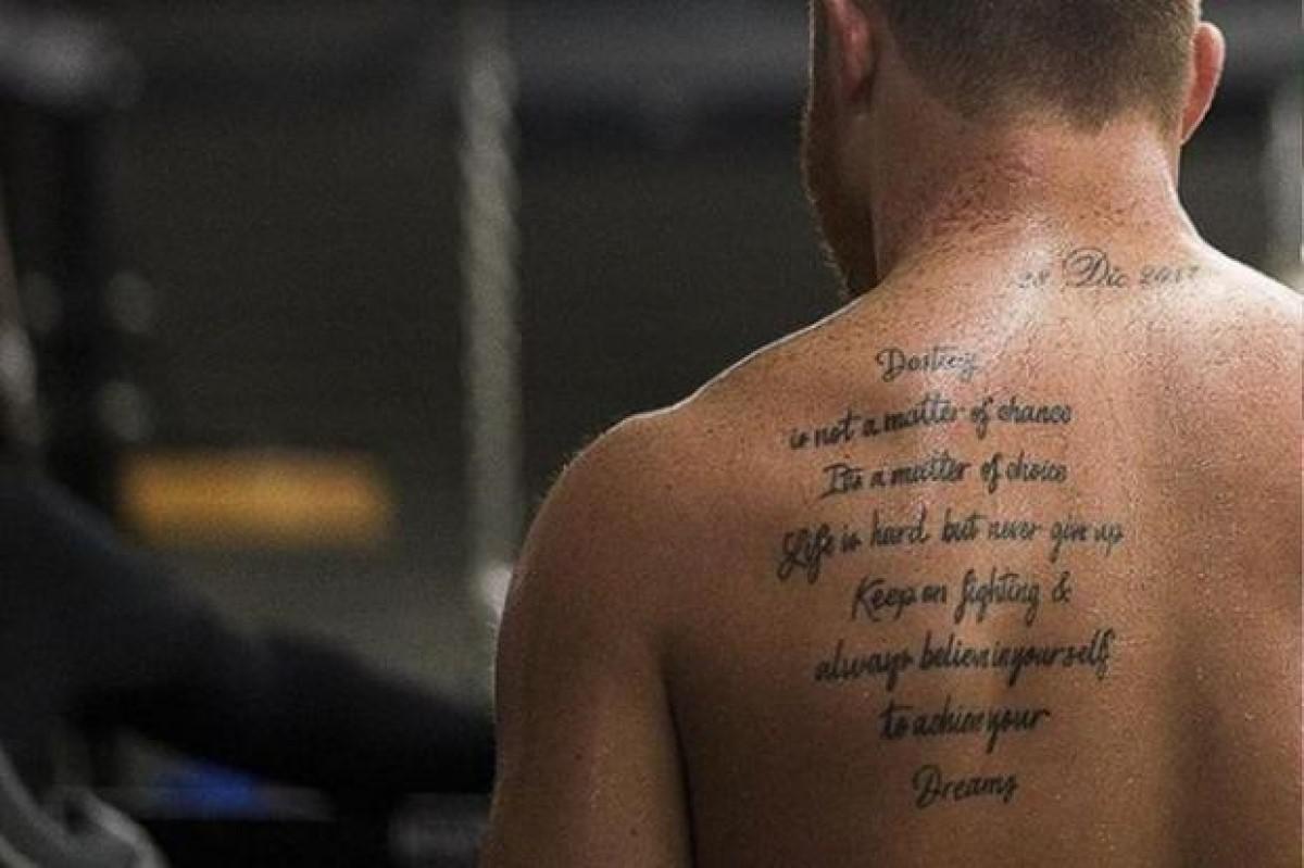 El tatuaje de 'Canelo' en la espalda tiene un mensaje motivacional. | Especial
