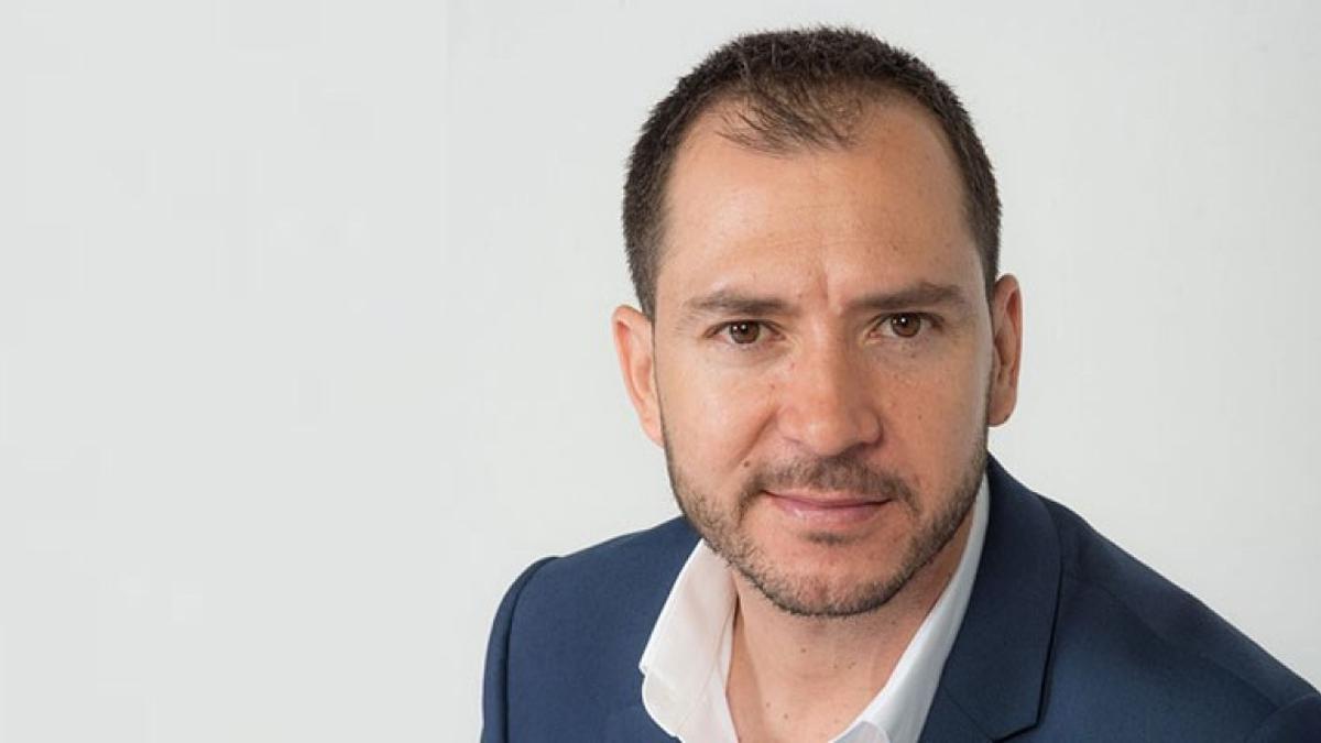 Quién es Adrián Ortega | Adrián Ortega es uno de los altos directivos de TV Azteca.