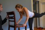 No hay excusas: 8 ejercicios que puedes hacer desde la silla y combatir el sedentarismo