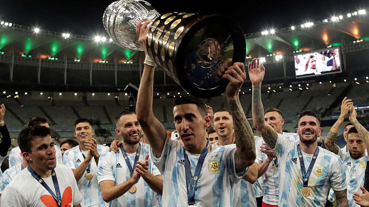 Argentina campeón | Ángel Di María, autor del gol, levanta el trofeo de campeón (EFE)