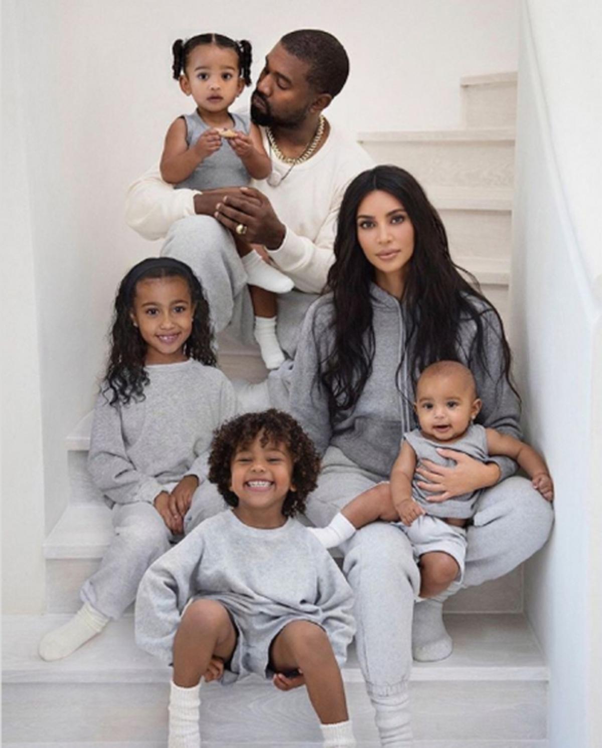  | Kanye y Kim cuando aún eran pareja, posando junto a sus hijos.
Fuente: Twitter @showmundialshow