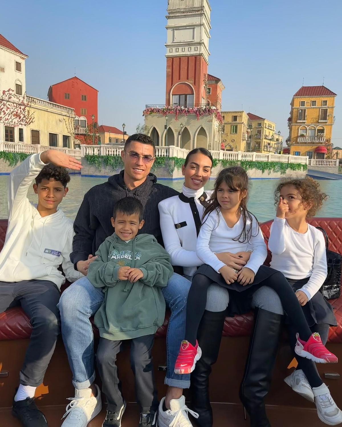  | Cristiano Ronaldo y su familia. Fuente: Instagram: @cristiano