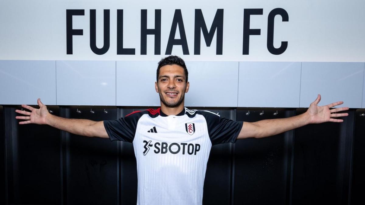 Raúl Jiménez ya luce el nuevo jersey del Fulham. | Fulham