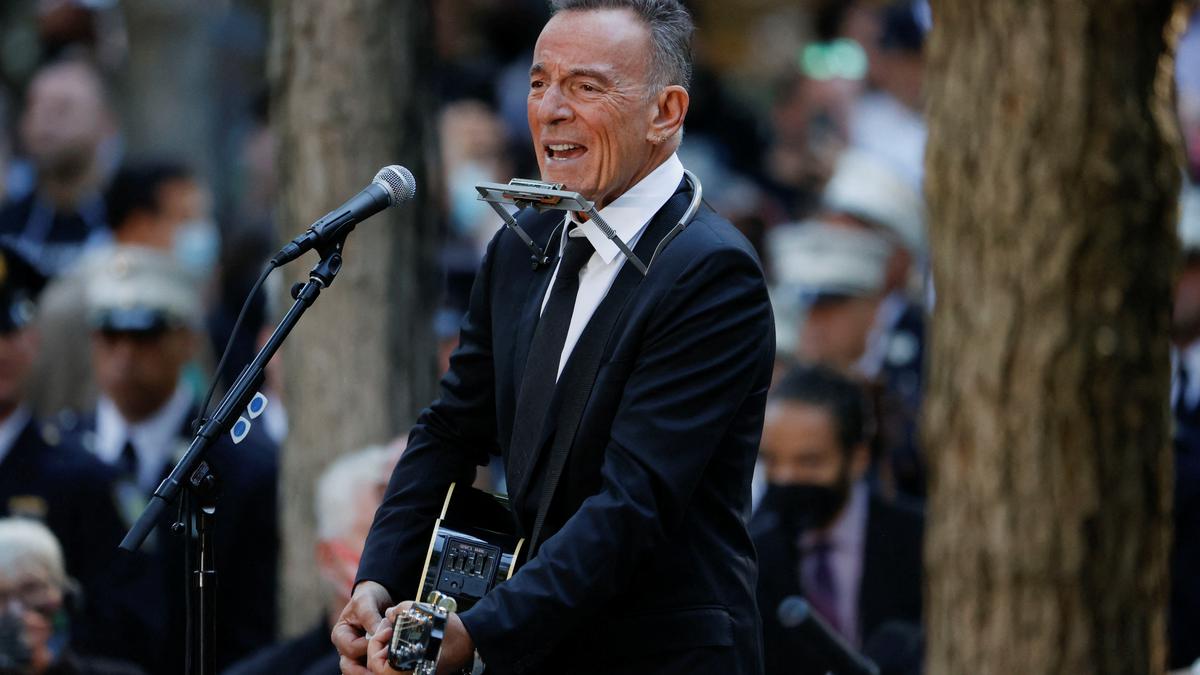 FOTO DE ARCHIVO: El cantante Bruce Springsteen actúa durante una ceremonia que conmemora el 20 aniversario de los ataques del 11 de septiembre de 2001 en la ciudad de Nueva York, Nueva York, Estados Unidos, el 11 de septiembre de 2021. REUTERS