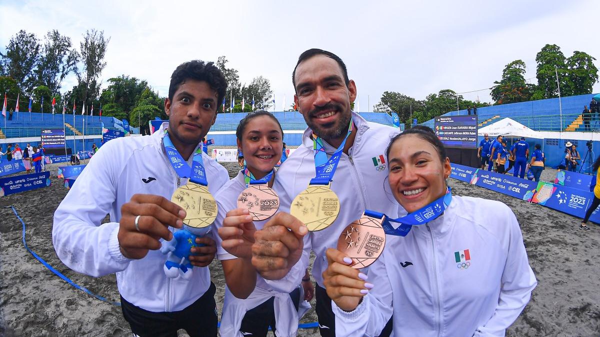  Juan Virgen y Miguel Sarabia dieron un histórico Oro a México en el voleibol de playa. | Foto: Mexsport