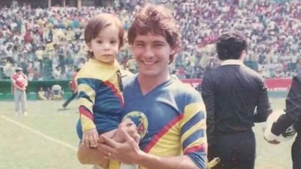 Carlos de los Cobos | La leyenda del América comenzó su carrera como entrenador en Querétaro al poco tiempo de su retiro como futbolista. Crédito: Facebook.