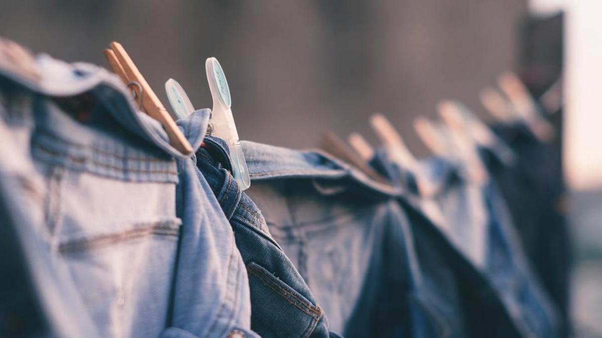  | La ropa de paca se ha popularizado entre los jóvenes, pues su huella ambiental es menor y su costo y calidad resultan beneficiosos para los bolsillos.