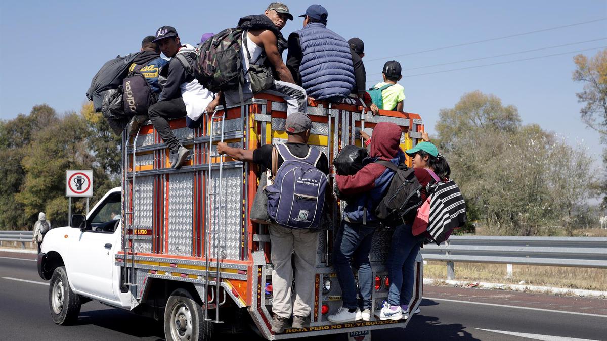 Migrantes avanzaron el pasado fin de semana a la Ciudad de México desde Puebla a pesar de volcadura del tráiler en Chiapas. Foto: EFE