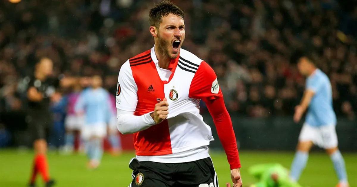 Santi Giménez es uno de los futbolistas que brilla en Europa. | Reuters