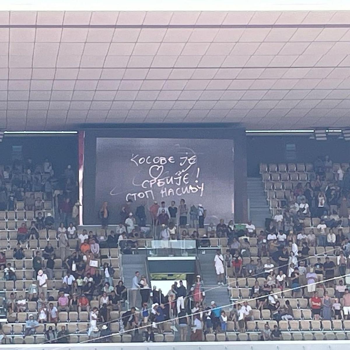  | El mensaje de Nole, en la pantalla gigante del estadio.