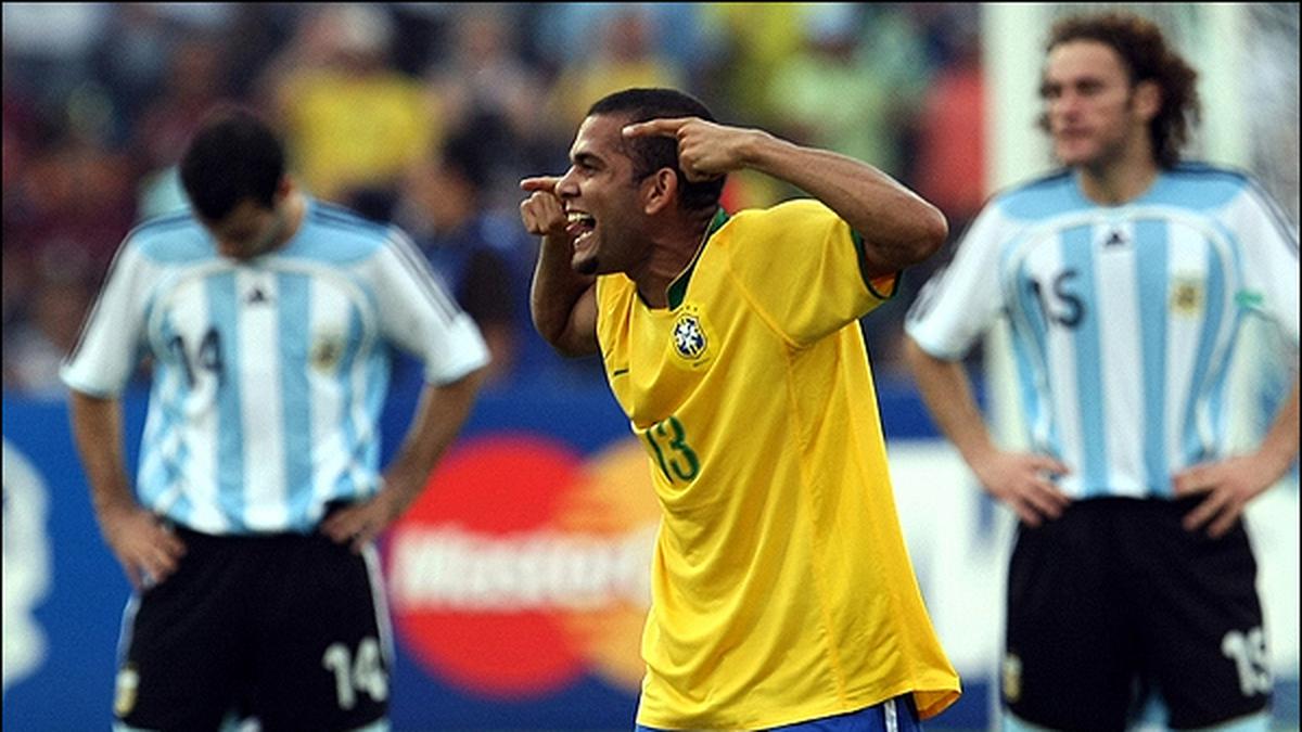 Copa América 2007 | Dani Alves festeja el título ante Argentina por goleada en 2007 (Conmebol)