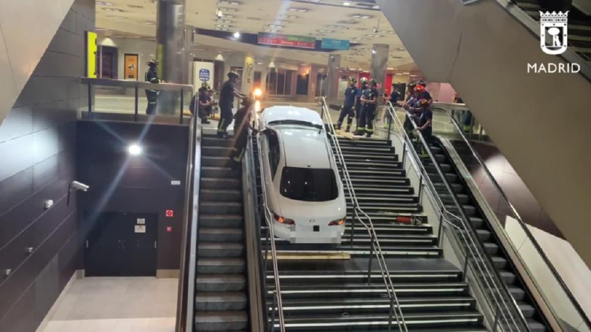  | Un hombre decidió que podría escapar con auto robado por el metro de Madrid.