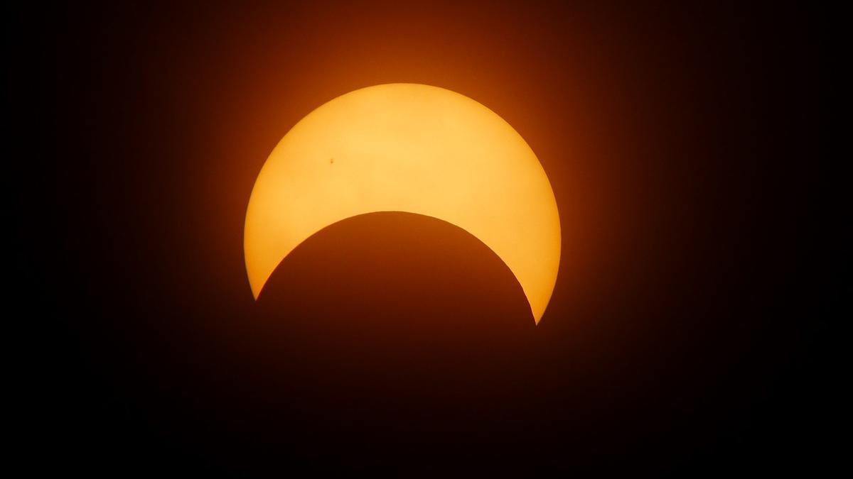  | En abril habrá un eclipse solar.
