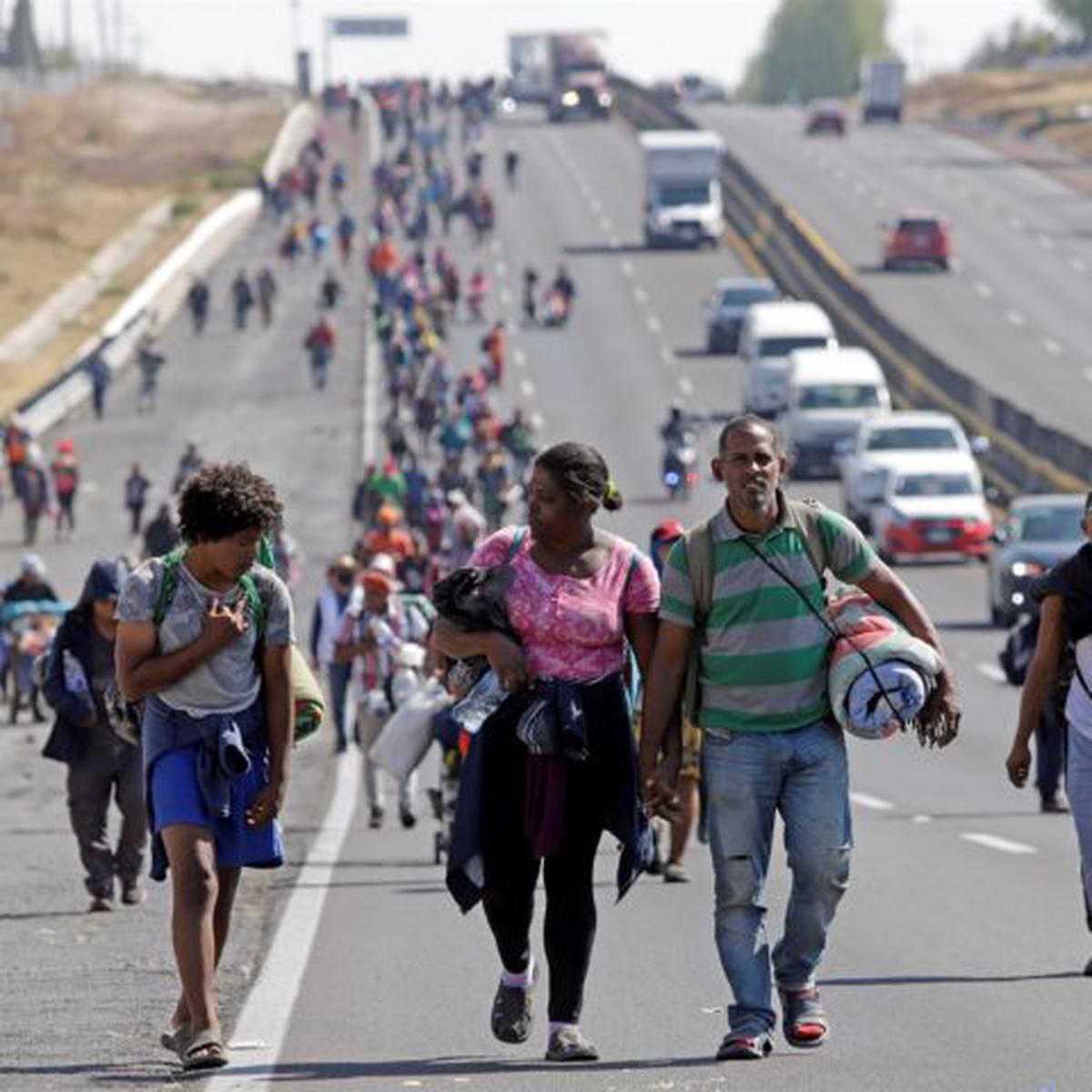  | Migrantes avanzan por la autopista Puebla-México. Foto: EFE