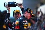 "Me siento orgulloso de ti"; Checo Pérez felicita así a Max Verstappen por su título