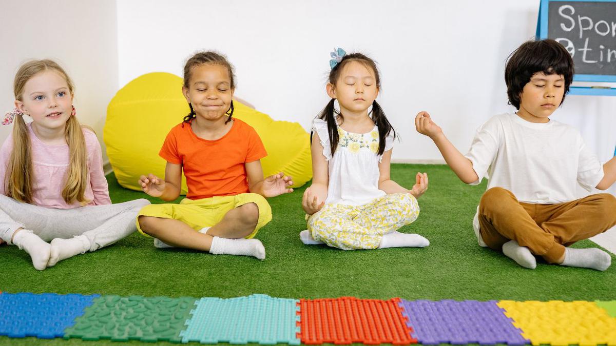 Yoga para niños | Esta parctica los ayuda a concentrarse y estudiar mejor. Foto: Pexels