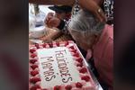 ¿Cómo hacen eso a mamá Coco?: Internautas destrozan a familia que empujó a abuelita a un pastel