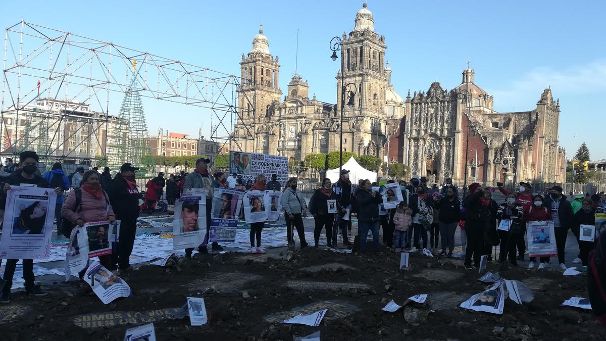 
Familiares de personas desaparecidas en Guanajuato gritaron consignas este lunes frente a Palacio Nacional. Foto: Karime López

