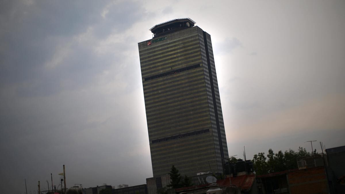  | FOTO DE ARCHIVO. Vista de la sede de la petrolera estatal Pemex en Ciudad de México, México 20 de abril de 2020. REUTERS/Edgard Garrido
