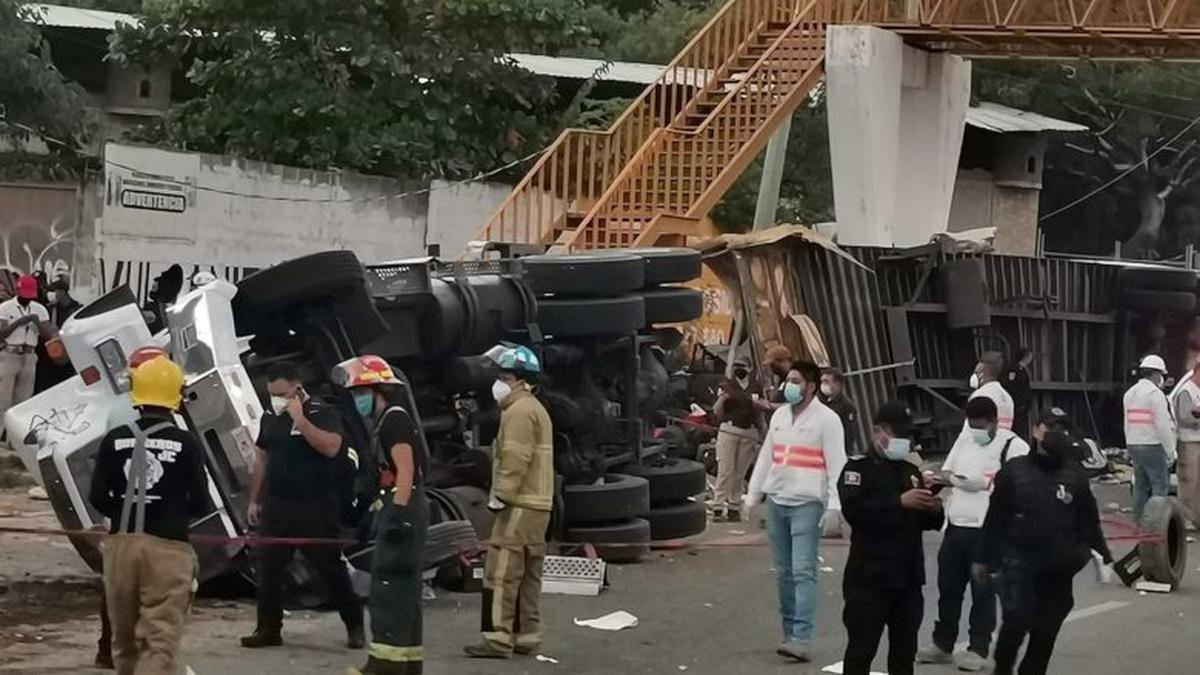  | Rescatistas y autoridades trabajan en la zona del accidente de un camión donde viajaban migrantes, en el municipio Chiapa de Corzo, Chiapas. (México). EFE/Carlos López