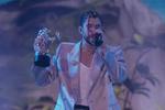 MTV VMAs 2022: El beso de Bad Bunny a su bailarín revive el de Madonna y Britney (VIDEO)
