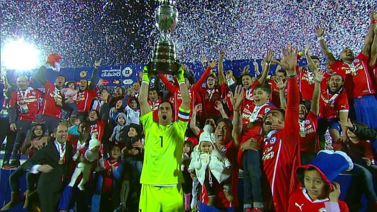 Chile campeón de la Copa América 2015 | Claudio Bravo levantando el torneo de campeón continental (Conmebol)